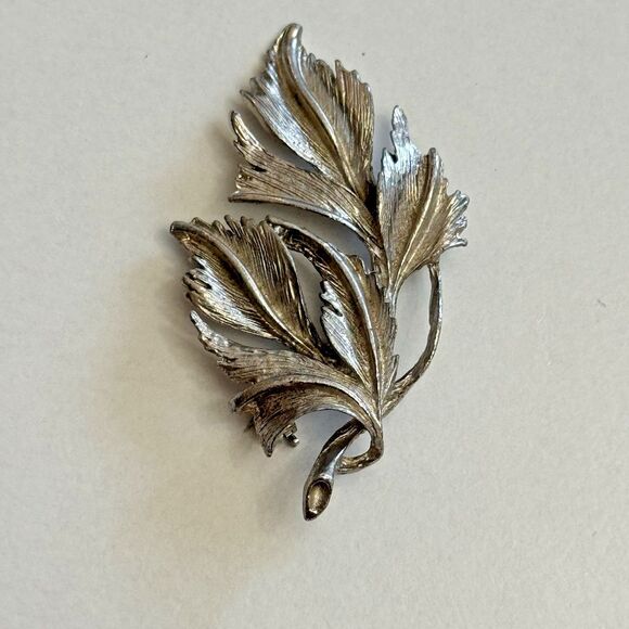 Vintage Silvertone Leaf Brooch Pin – 2.25” - Picture 2 of 5